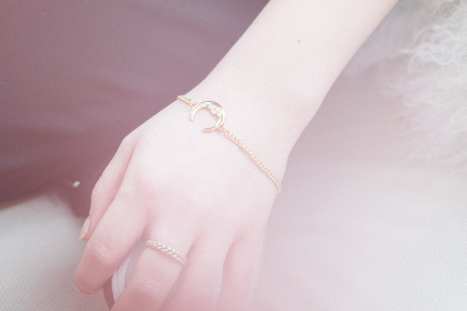 Pulseira com pingente de lua